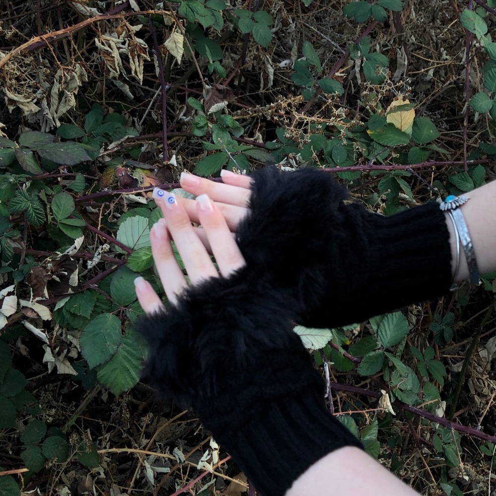 black fuzzy hand warmers